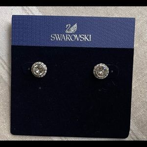 Stunning new Swarovski stud earrings nwt